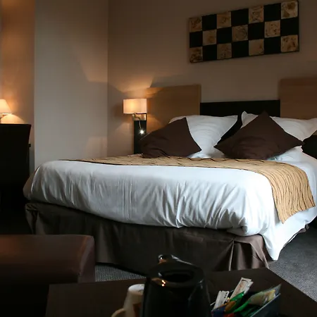 Hotel De La Petite Ferme, Super-besse Est, The Originals Relais