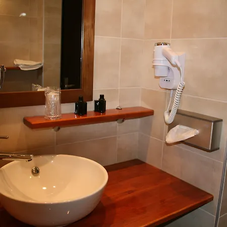 De La Petite Ferme, Super-besse Est, The Originals Relais Отель