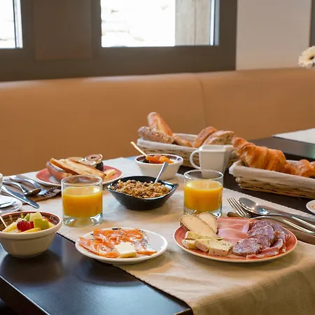 De La Petite Ferme, Super-besse Est, The Originals Relais Отель