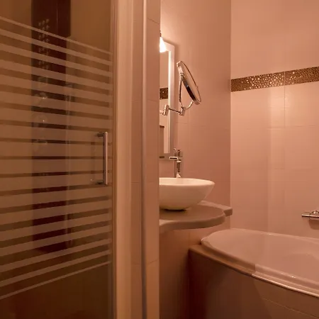 De La Petite Ferme, Super-besse Est, The Originals Relais فندق