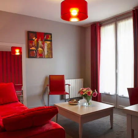 Отель De La Petite Ferme, Super-besse Est, The Originals Relais
