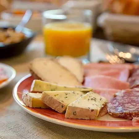 De La Petite Ferme, Super-besse Est, The Originals Relais Hotel