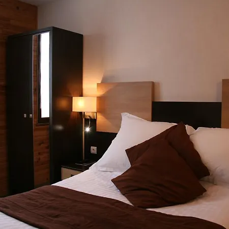 Отель De La Petite Ferme, Super-besse Est, The Originals Relais